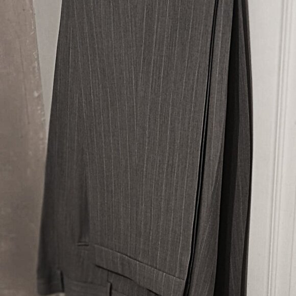 Emanuel Ungaro Men 2 Piece Light Gray Pin Stripped Suit 50L - Picture 11 of 16